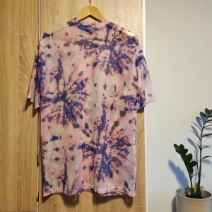 (XS) Mönstrad mesh-klänning från Junkyard - En cool mesh-klänning från Junkyard i rosa och lila. Storlek XS. 🌸💜