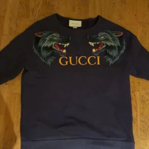 Gucci Wolf Appliqué - Säljer en exklusiv Gucci Wolf Appliqué sweatshirt. Den har en distressed look, vilket är en del av originaldesignen och inte skador från användning. PM om du har någon fråga//