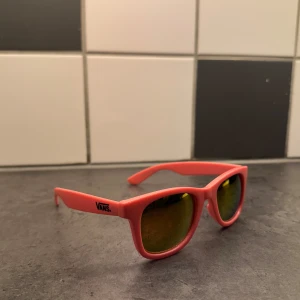 Rosa solglasögon från Vans - Coola rosa solglasögon från Vans med spegelglas. Perfekta för att ge din stil en färgklick. De har en klassisk form och Vans-loggan på sidorna. De är helt oanvända så höra dig direkt om du är intresserad!💕 Pris kan diskuteras👍