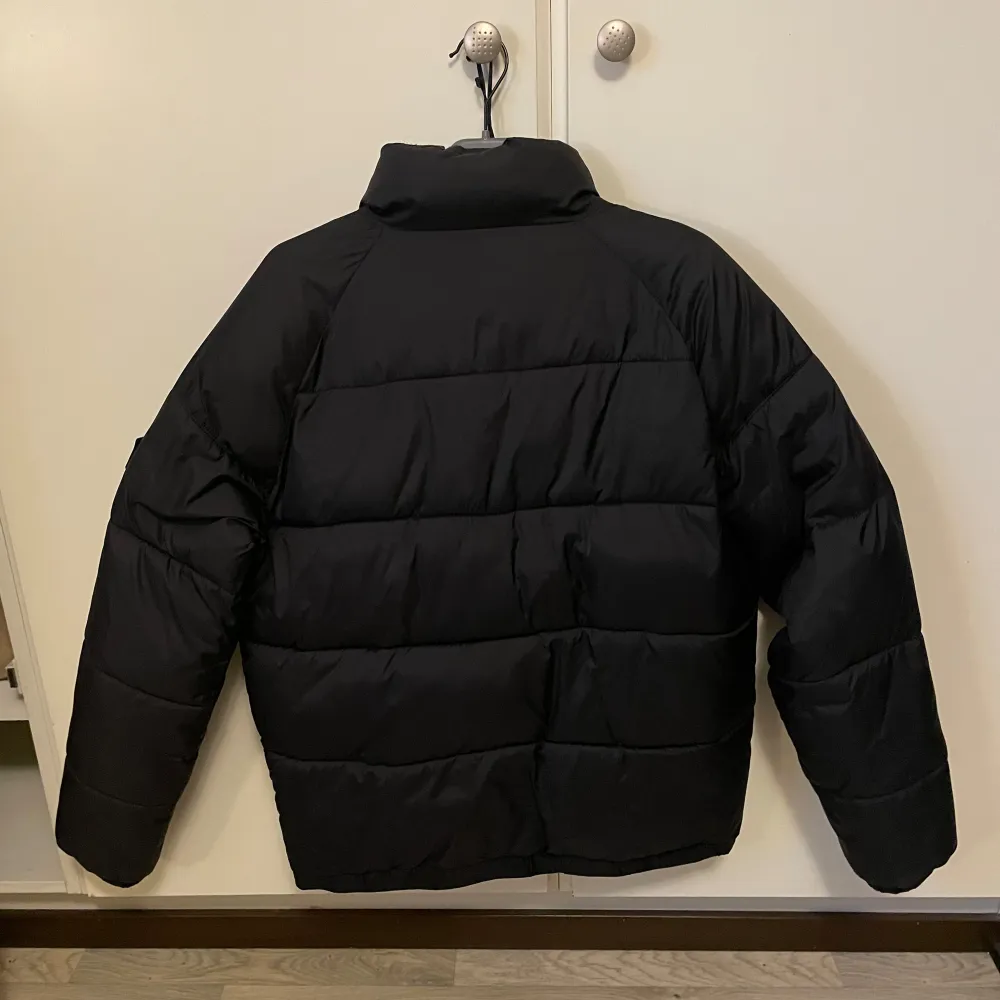 Säljer min pufferjacka från zara i storlek M. Använt fåtal gånger skick 9/10. Takit.