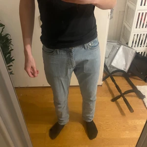 Ljusblå Jack and Jones jeans  - Säljer ett par ljusblå jeans från Jack and Jones  med en klassisk femficksdesign. Byxorna har en regular passform och är tillverkade i denim. De är knappt använda. https://www.jackjones.com/sv-se/product/12253073_3561/normal-passform-medelhoeg-midja-jeans 