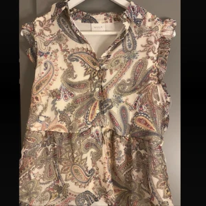 Topp från Vila - Jättesöt topp från Vila i storlek 36 men passar även mig som har 34. Använd 1 gång