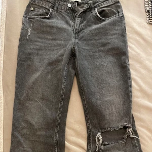 Jeans  - Säljer nu mina ass snygga jeans från Gina tricot!! Storlek 38 men passar bra på mig som vanligtvis är 34 (om man gillar att de inte sitter så tajt) 