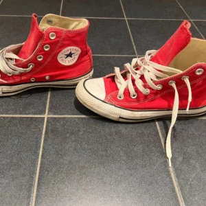 Röda Converse All Star sneakers - Tvättas såklart innan jag skickar de !!