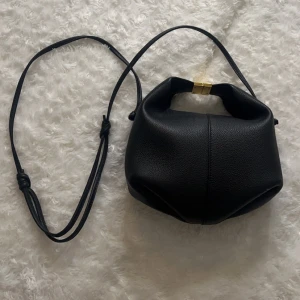 Polène Béri väska  - Super fin väska ifrån Polène Paris i modellen Béri!! Kommer med box och dustbag. Äkta kalvläder, väskan är 21 x 17 x 10 cm. Som man ser på tredje bilden har väskan ett litet märke på botten däremot är det inget som syns 💕 öppen för prisförslag! 
