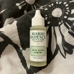 Anti Acne Serum från Mario Badescu - Effektivt anti-akne serum från Mario Badescu. Kommer i en praktisk flaska med pipett för enkel applicering. Innehåller 29 ml och är perfekt för att behandla och förebygga akneutbrott. Innehåller salicylsyra som förebygger att man får break outs. Är endast testad en gång. 