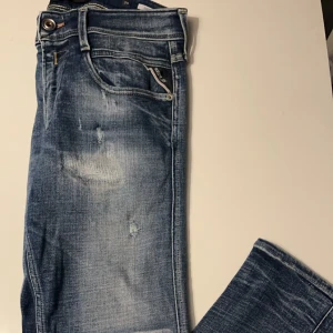 Replay Anbass - Replays Anbass | Fetaste Jeansen på marknaden och har as snygga slitningar | Skick är 9/10 | Storlek 29 | Nypris ligger runt ca 1500kr | Hör gärna av er vid minsta möjliga fråga eller fundering!