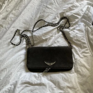 Väska - Säljer denna helt oanvända  Zadig väska som är helt slutsåld, nypris 3500