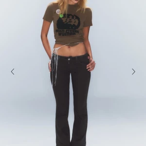 Svarta bootcut jeans - Snygga svarta bootcut jeans med låg midja från weekday.  De har en klassisk design med knapp och dragkedja framtill. Är slutsålda i dem flesta storlekarna så passa på att köp här!  Jeansen är sydda längst ner för att ge mer av en bootcut look