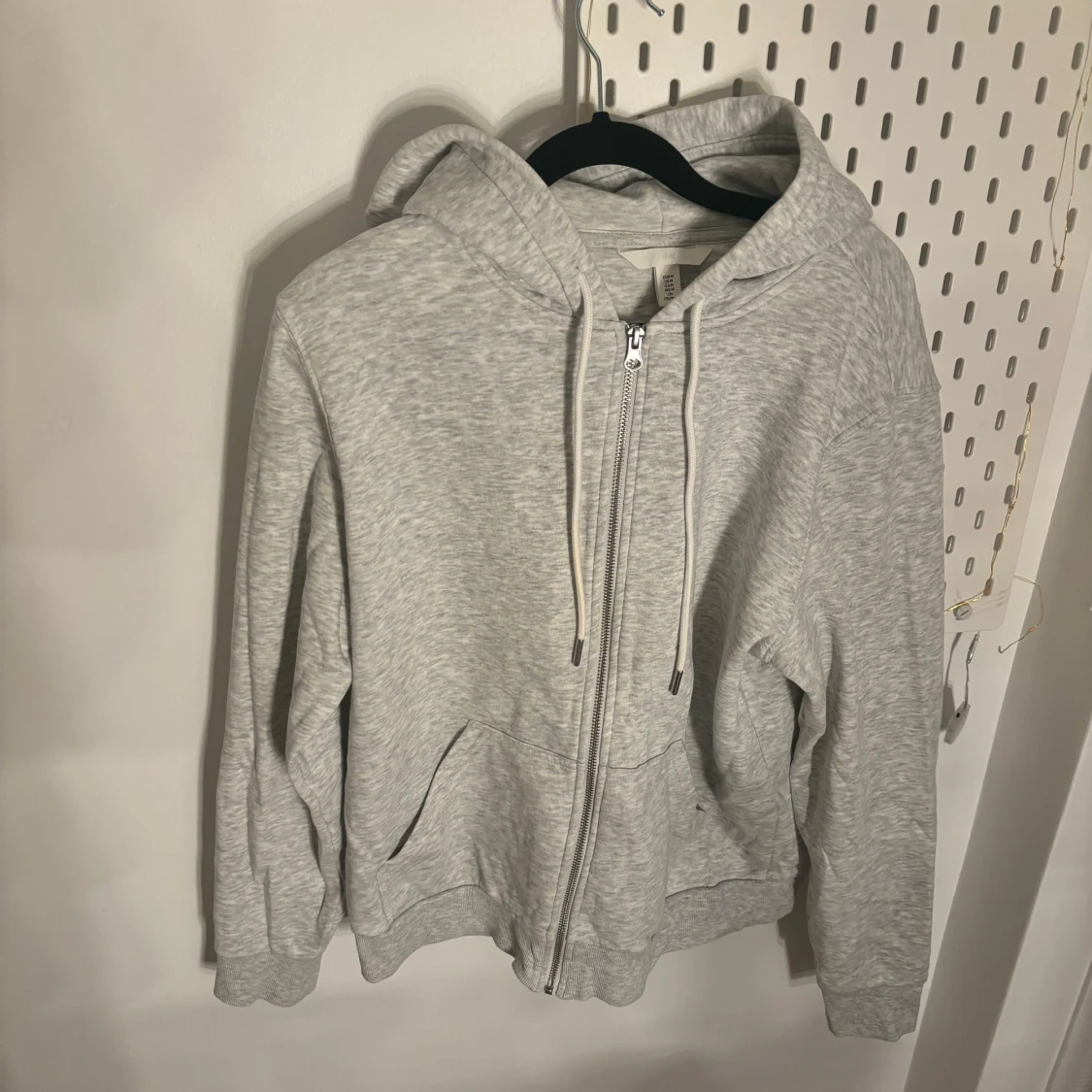 Grå hoodie med dragkedja