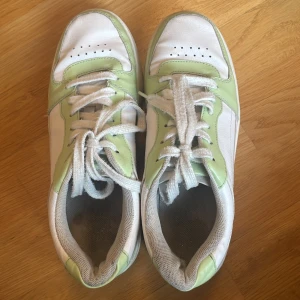 Vita och ljusgröna sneakers | Pull&Bear - Vita och ljusgröna sneakers i storlek 38. Skorna är välanvända och väldigt slitna, därav priset! Snörning ingår. Tryck gärna på ”köp nu” och kontakta mig vid frågor, fler bilder, m.m! Se min profil för fler billiga plagg!!💘