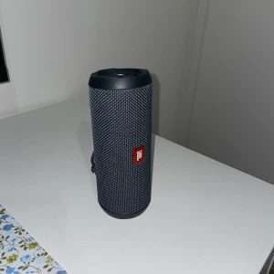 Jbl högtalare  - Riktig bra högtalare med hög ljud och funkar utmärkt, använder sällan eftersom jag har en större, pris kan diskuteras, original pris 1000