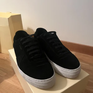 Svarta sneakers från Axel Arigato - Axel arigato storlek 42 