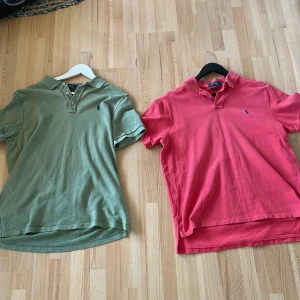 Två pikétröjor från Ralph Lauren - Säljer två snygga pikétröjor från Ralph Lauren. Den ena är olivgrön i storlek M och den andra är röd i storlek XL. Båda har den klassiska broderade loggan på bröstet och knappar vid kragen. Perfekta för en stilren look! (Jag skulle att de inte riktigt motsvarar sin storlek men fråga isåfall om måtten! 1 för 130 och två för 240