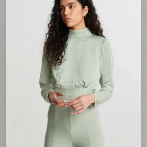 Grön långärmad topp med öppen rygg - Säljer denna superfina mintgröna blusen! Köpt för något år sedan, så den säljs inte längre, urpsrungspris 399. Endast använd en gång! 