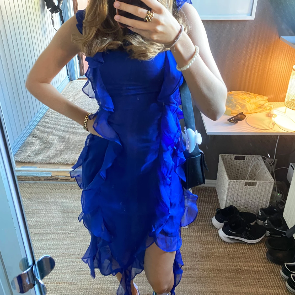 Blå klänning med volanger
