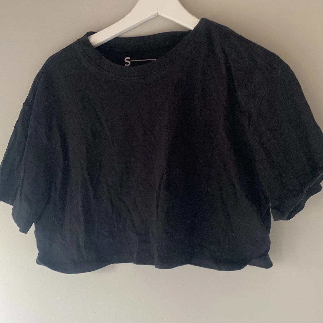 Svart croppad t-shirt