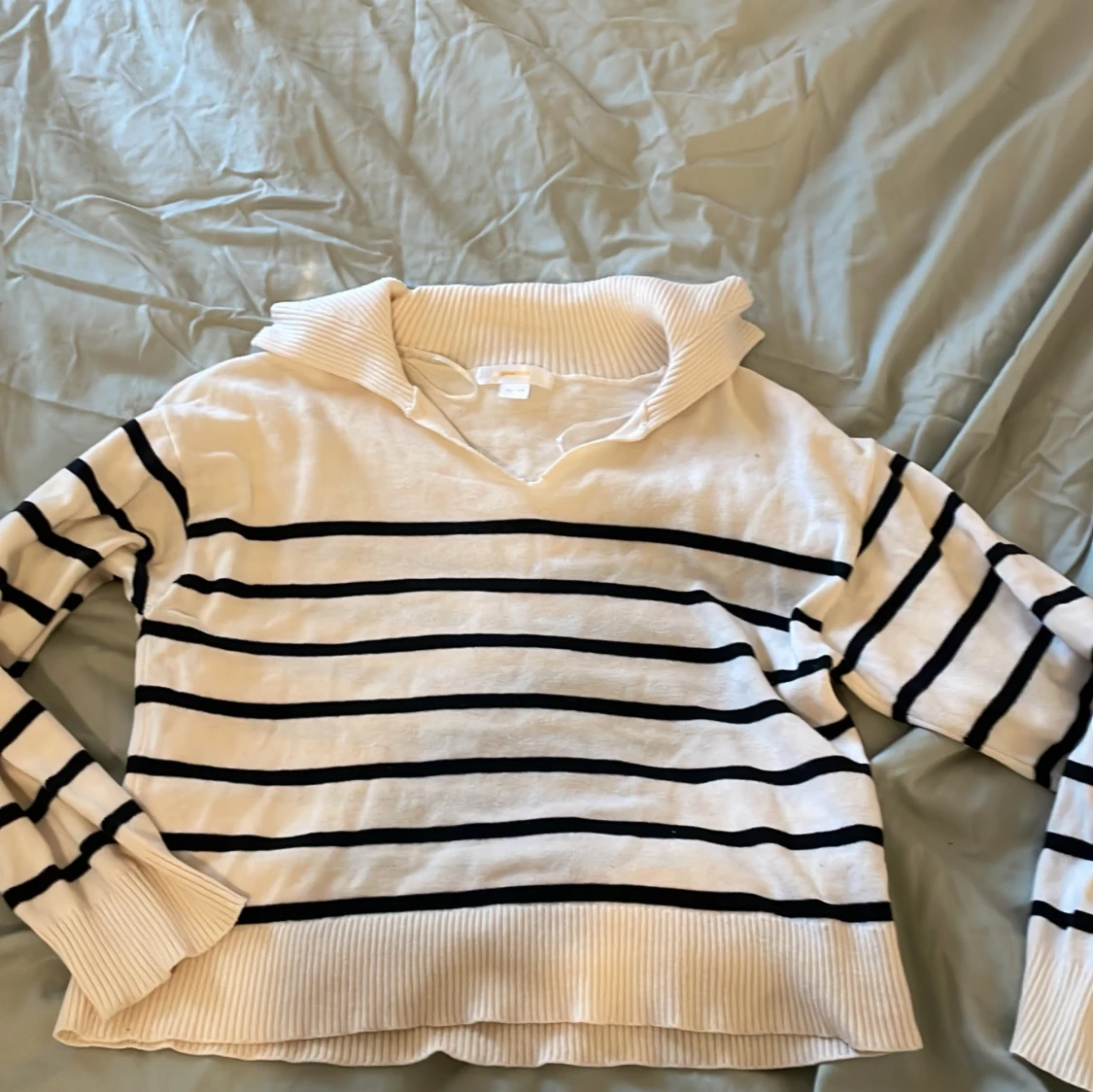 Vit och svart randig tröja från Gina Tricot