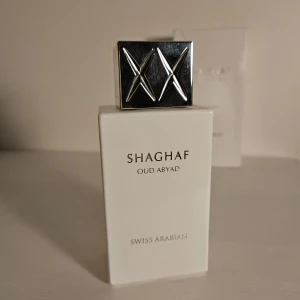 Swiss arabian shaghaf oud abyad - Parfym från swiss arabian. Nästan helt full bara sprayad några gånger. Inspererad av niche parfymen amouage interlude. Kom med prisförslag, jag är också öppen för byten.