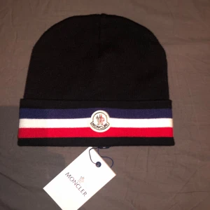 Moncler mössa - Helt ny, inte ens använd en gång, bra nu till vintern, säker den eftersom att den passade inte så bra på mig. Pris kan diskuteras.
