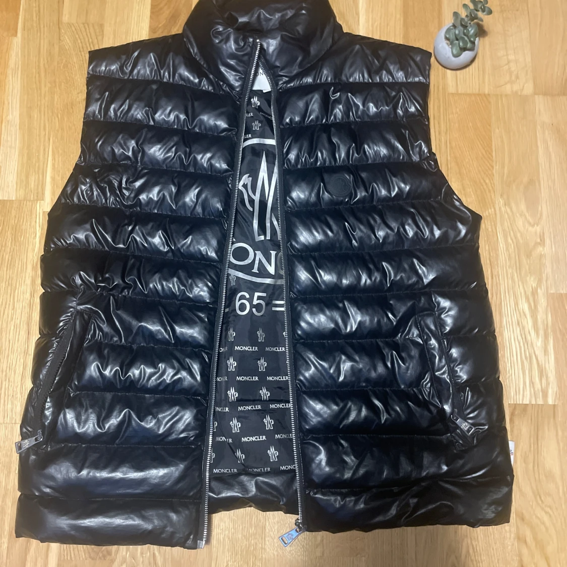 Svart dunväst från Moncler
