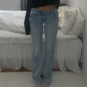 Lågmidjade jeans med hål - Från Gina Young i storlek 164 men passar mig med 34 och 165 cm lång. Dom är långa på mig och lite slitna längst ner vid fötterna, slutsålda🩷