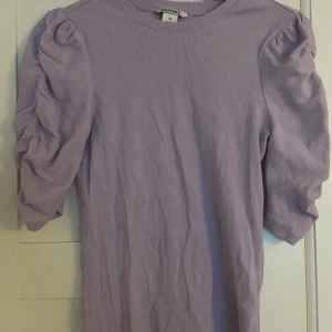 Lila tröja med puffiga armar  - Säljer denna tröjan då den aldrig kommit till användning. 