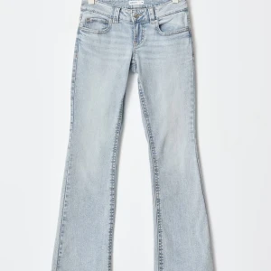 Ljusblå bootcut jeans - lånade bilder från hemsidan! Säljer dessa lågmidjade bootcut jeans, knappar bak på fickorna. Är Gina Tricots Y2K jeans. Använd en gång.