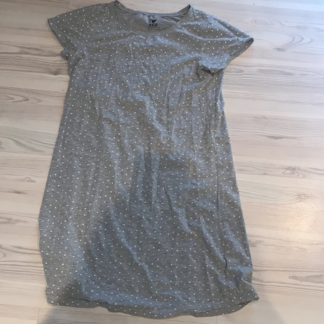 Grått nattlinne med små vita hjärtan på