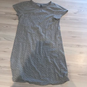 Grått nattlinne med små vita hjärtan på - Säljer ett grått nattlinne med små vita hjärtan. Nattlinnet är tillverkad i ekologisk bomull och har korta ärmar. Väldigt luftigt och svalt att sova i. 