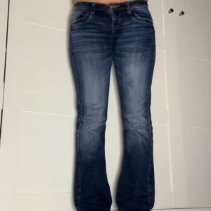 Blå bootcut jeans från LTB - Lowwaist bootcut jeans från LTB i modellen valerie & storlek 29/34💗 Midjemått: 84, innerbenslängd: 87💕Som referens är jag 172 cm 💕 Säljer fler lowwaist bootcut jeans så kika in min profil !! ❣️