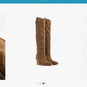 BRONX -cowboy boots i mocka! - Snygga boots från Bronx! Höga i skaften och sitter riktigt snyggt på. Storlek 38, klackhöjd 9,5cm och 30,5 cm höga i skaften. Knappt använda, max 3 tillfällen. Nypris är ca 3000. Denna modell är helt slutsåld i alla storlekar på deras hemsida. Pris kan diskuteras🎀