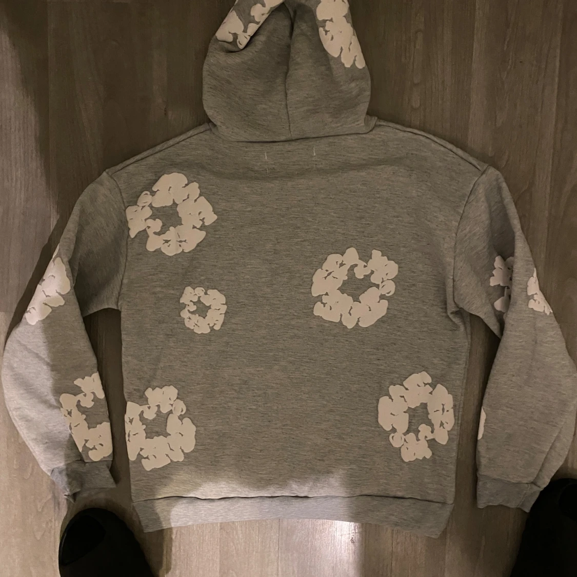 Grå hoodie med blommönster från Denim Tears - 90