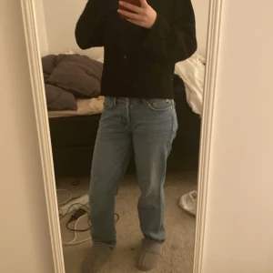 Blå jeansbyxor - Säljer ett par klassiska blå jeansbyxor med normal passform. Perfekta för en avslappnad stil. från lager icon. Är 170cm. 