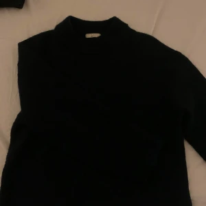 Marinblå stickad tröja - Stickad tröja från gina, knappast andvänd, är osäker på modellen men tror att det är knitted crew neck sweater💗 passa på när den har fri frakt