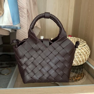 Cala jade väska  - Otroligt fin väska från Cala Jade! Köpt för några månader sen på deras hemsida, har allt kvar. Jättebra skick. Öppen för prisförslag😊