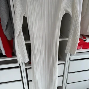 Midiklänning NAKD - Säljer denna superfina midiklänning från NA-KD I strl 34 med vida ärmar. Använd 1 gång så är i superfint skick, som ny!