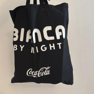 Svart shoppingväska från Coca-Cola - Säljer en ”Bianca By Night” goodiebag fylld med orginal innehållet förutom en påse chips och en påse småsura. Goodiebagen innehåller bland annat en Elle tidning, hårprodukter (hårmask samt hårspray), en ansiktsmask och annat småplock som är trevligt att ha hemma. Allt är oöppnat. Säljer den då jag redan har en sen innan. Köparen får gärna hämta den på Kungsholmen eller Stockholm Centralen! 
