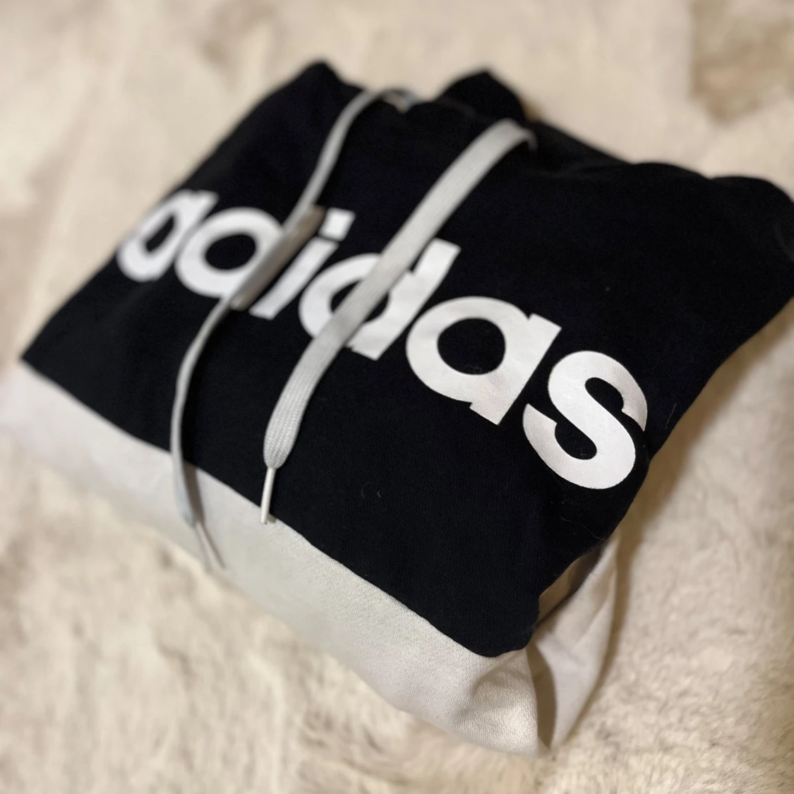 Svart och vit hoodie från Adidas