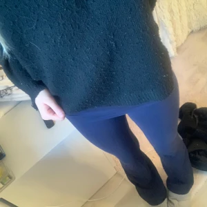 Mörkblå byxor från Gina Tricot - Snygga yoga pants ifrån Gina tricot aldrig använda och är i ett fint skick💕det går att lägga ett pris förslag på mina varor 💕