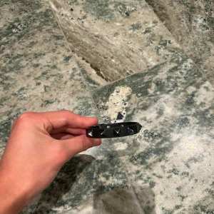 Valentino armband  - Ett svart valentino armband i nyskick. Det är nästan aldrig använt! Endast armbandet medföljer! Svart färg 