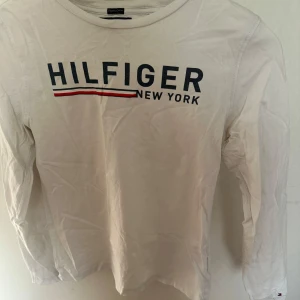 Tommy hilfiger S - Använd men i mycket fint skick, barnstorlek men passar S perfekt!