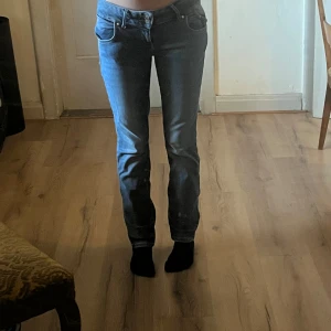 Lågmidjade jeans från LTB - Snygga blå jeans från LTB med låg midja och en klassisk femficksdesign. De har en dragkedja och knapp framtill. Perfekta för en avslappnad stil.