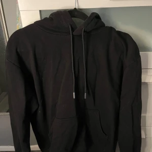 Svart hoodie - Svart hoodie med snören från h&m i storlek xs. Skriv för fler bilder