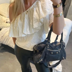 Volang topp med brodyr  - Super söt topp🤎🤎väldigt exklusivt material 🤎🤎👌🏽