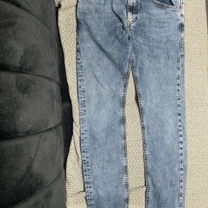 Diesel jenas slim fit - Värda 1000kr+ Snygga blå jeans från Diesel med klassisk design och fem fickor. De har en normal passform och är perfekta för en avslappnad stil. Märkesdetalj på fickan ger en extra touch.