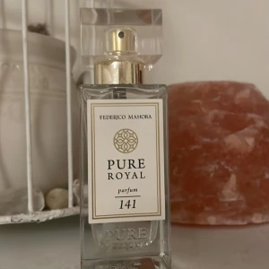 Parfym Pure Royal 141 från Federico Mahora - Elegant parfymflaska från Federico Mahora, Pure Royal 141. Fräsch doft som är inspirerad av bright crystal från versace. Lite använd men säkert minst 45ml kvar