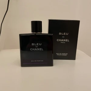 Bleu de Chanel EDP 100ml - Säljer min parfym då den nästan aldrig används. Den är i nyskick och endast någon enstaka milliliter har tagits ur flaskan. Skriv vid frågor eller funderingar.