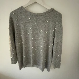 Grå tröja med pärlor - Snygg trekvarts ärmar tröja från zara!!💗 Man kan ta bort pärlorna om man vill!