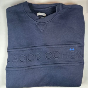 Mörkblå sweatshirt från Jacob Cohen - Säljer nu en fet jacob cohen tröja för endast 1200kr. Inga defekter och bara använd några fåtal gånger. Hör av dig under minsta fundering 